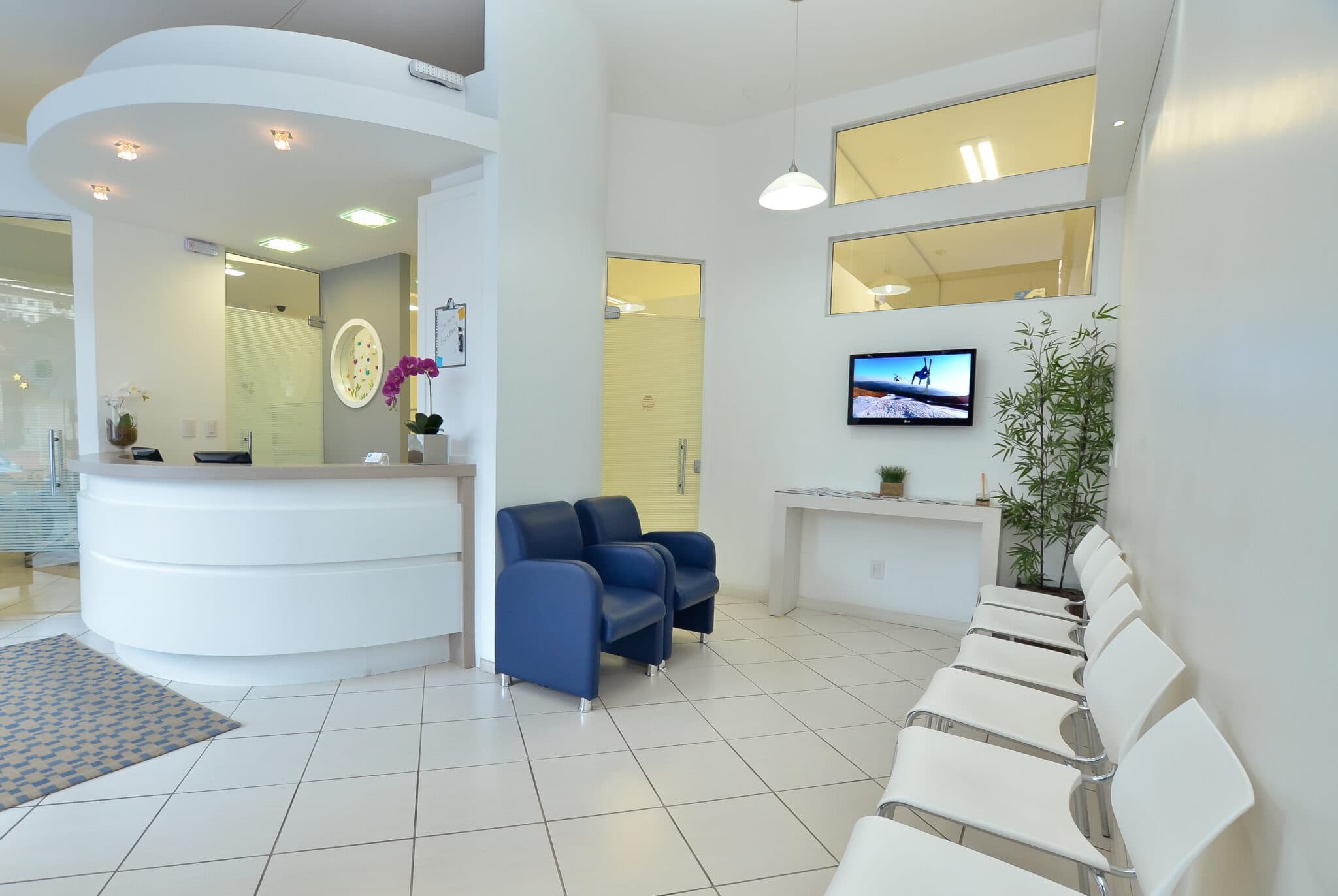 Recepção e sala de espera da Clínica Ortomagic — Novo Hamburgo RS